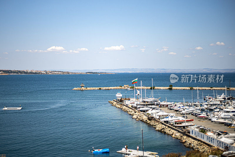 保加利亚，布尔加斯，索佐波尔- 2021年7月25日:索佐波尔码头的夏日正午景色